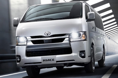 （左）：VAN・2WD・2800ディーゼル・標準ボディ・スーパーGL