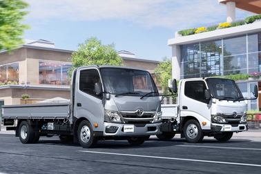 左）ワイドキャブ・2WD・ロングデッキ・フルジャストロー・2.0トン積